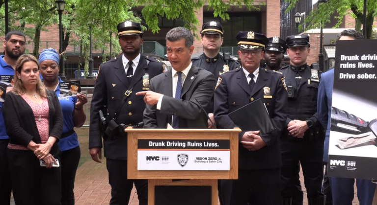 VISIÓN CERO: NYC DOT Y NYPD RECUERDAN A LOS NEOYORQUINOS NO CONDUCIR A EXCESO DE VEOLICIDAD NI EBRIOS DURANTE EL FIN DE SEMANA FESTIVO