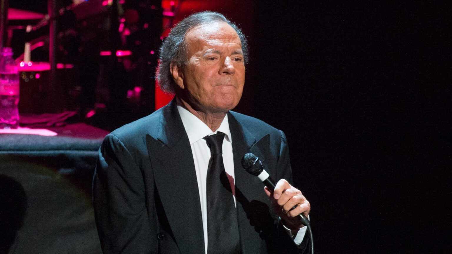 Julio Iglesias, el vecino más popular de un pueblo español famoso por sus ataúdes