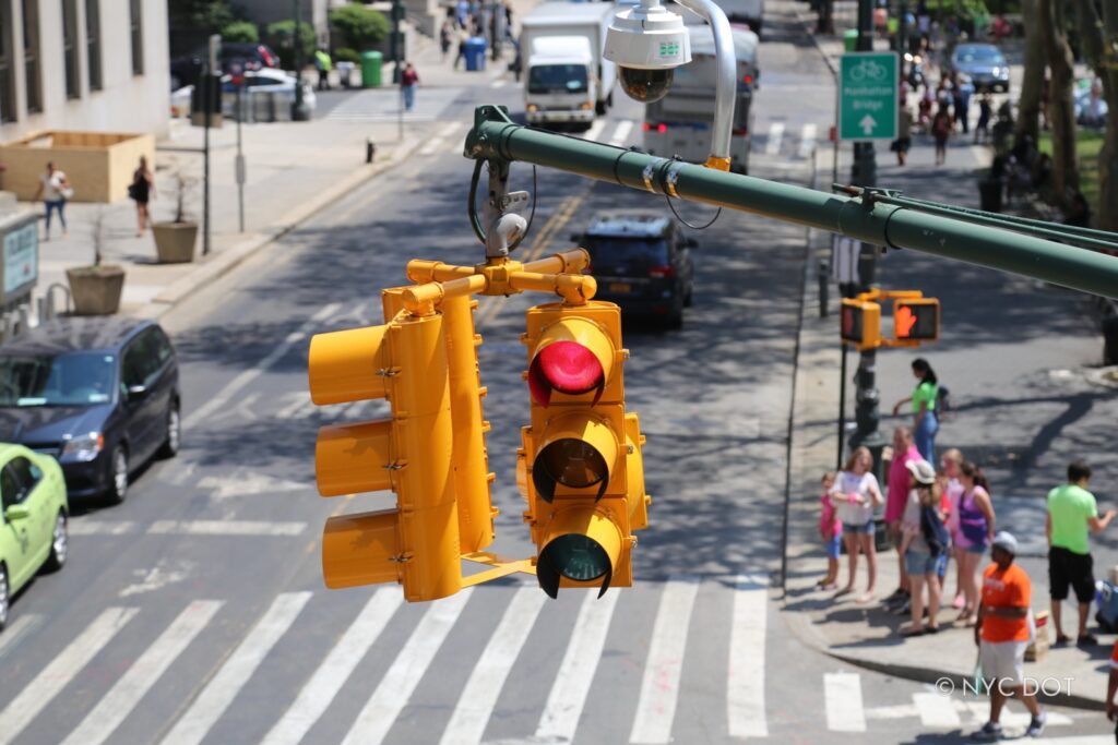 EL NYC DOT COMIENZA ACTIVAR CÁMARAS ADICIONALES EN SEMÁFOROS PARA PROTEGER A LOS NEOYORQUINOS EN LAS INTERSECCIONES DE LA CIUDAD