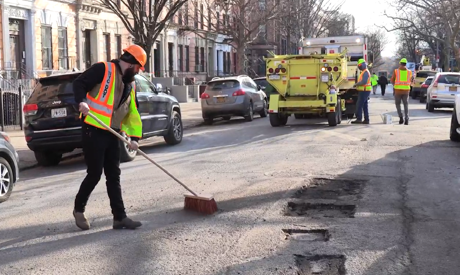 EL ALCALDE MAMDANI INICIA UNA GRAN CAMPAÑA DE REPARACIÓN DE BACHES TRAS UN INVIERNO CON TEMPERATURAS RÉCORD